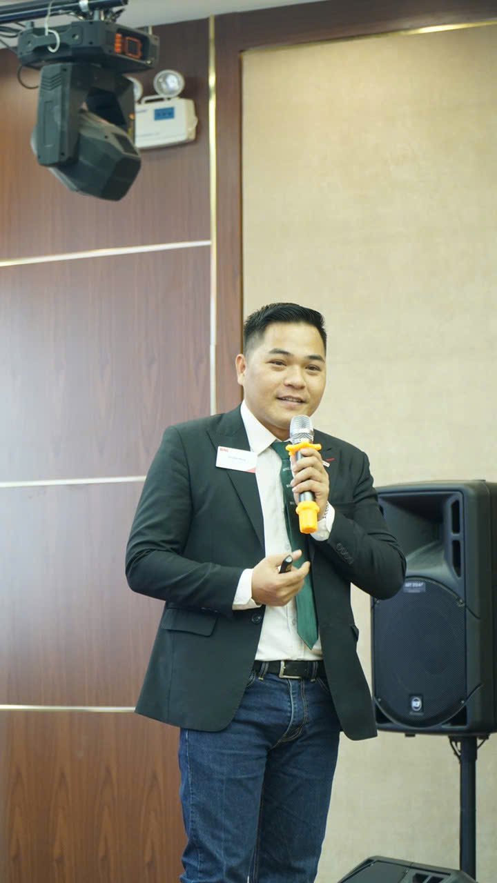 Võ Văn Đảng đang đào tạo doanh nghiệp